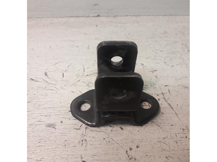 Framsidan på Fotpinnefäste från en Kawasaki VN 900 -2007 motorcykel.