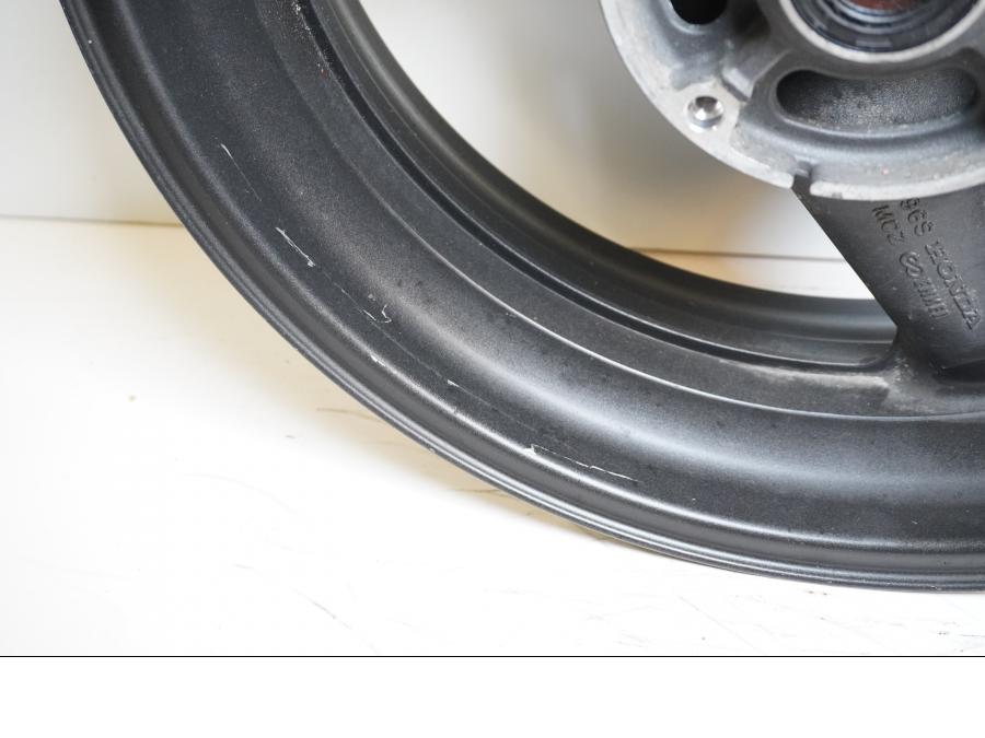 Extrabild3 på Fälg från en Honda CB 900 F Hornet -2002 motorcykel.