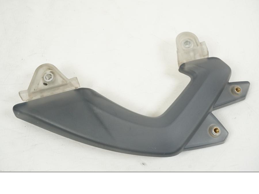 Framsidan på Vindrutefäste från en BMW F 650 CS -2002 motorcykel.