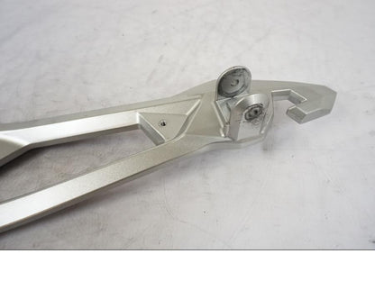 Höger sida på Fotpinnefäste från en Kawasaki Z 800 -2014 motorcykel.