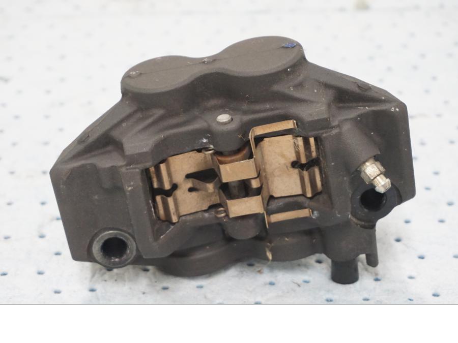 Vänster sida på Bromsok från en Yamaha MT-09 Tracer -2019 motorcykel.