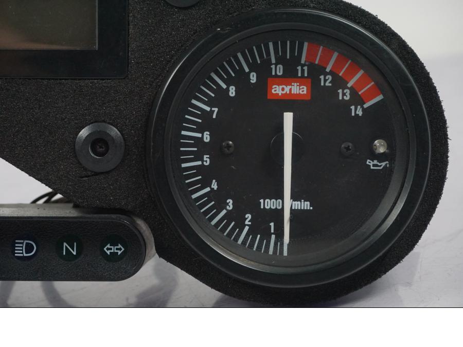 Snett uppifrån på Instrumentpanel från en Aprilia RS 125 -2000 motorcykel.