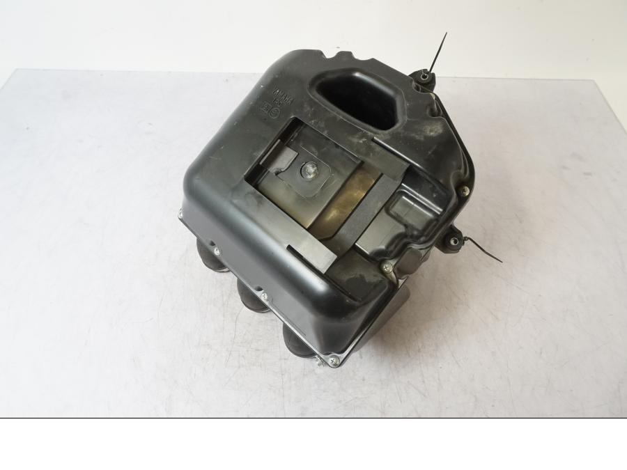 Vänster sida på Luftburk från en Yamaha MT-09 -2016 motorcykel.