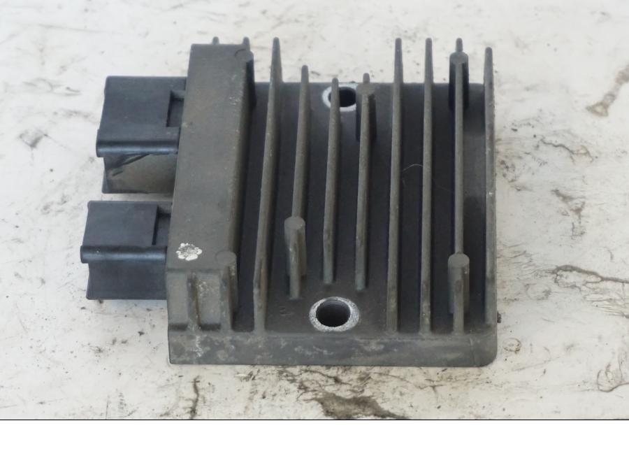 Framsidan på Likriktare från en Honda SH 300 A -2011 scooter.