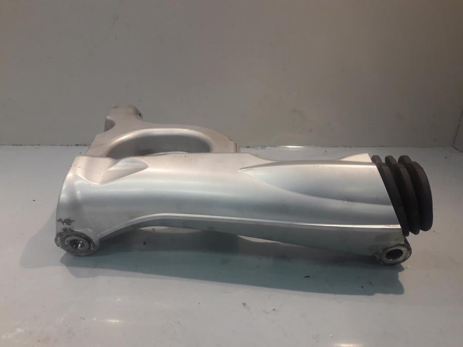 Baksidan på Sving från en BMW K 1200 S -2008 motorcykel.