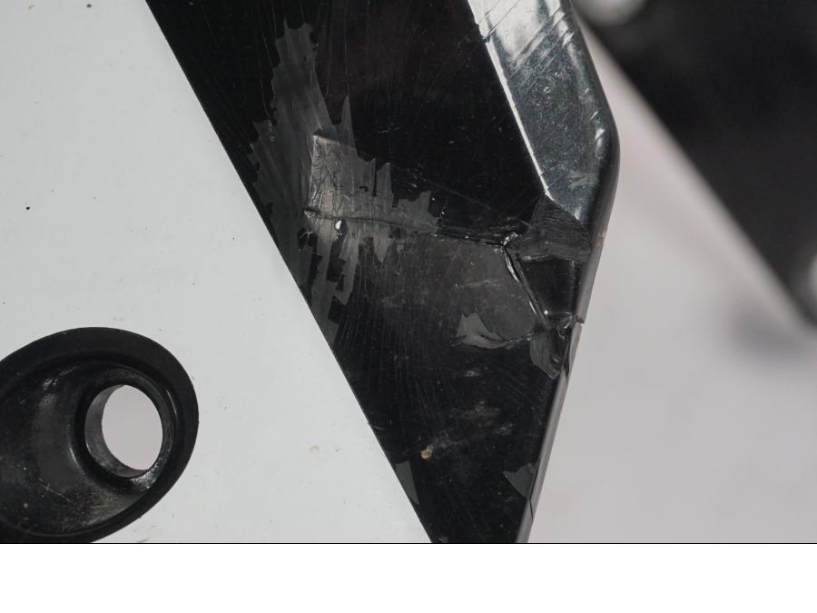 Snett uppifrån på Framskärm från en KTM 1290 Super Duke R -2015 motorcykel.