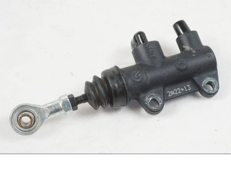 Framsidan på Bromshuvudcylinder från en KTM 1290 Super Duke R -2022 motorcykel.