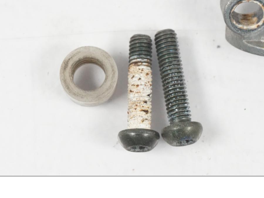 Höger sida på Sadellåsmekanism från en Yamaha YZF 1000 R1 -2007 motorcykel.