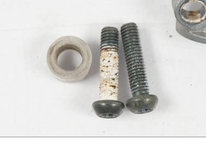 Höger sida på Sadellåsmekanism från en Yamaha YZF 1000 R1 -2007 motorcykel.