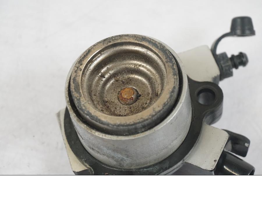 Snett uppifrån på Kopplingslavcylinder från en Kawasaki ZZ-R 1400 -2009 motorcykel.