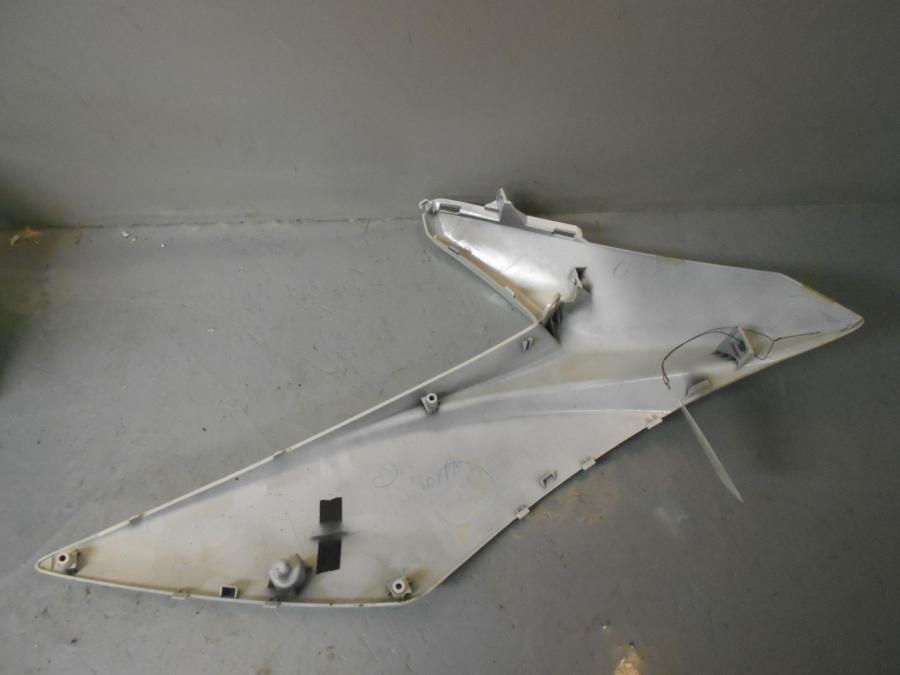 Vänster sida på Bensintankskåpa från en Suzuki GSF 650 -2011 motorcykel.