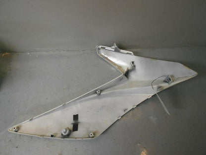 Vänster sida på Bensintankskåpa från en Suzuki GSF 650 -2011 motorcykel.