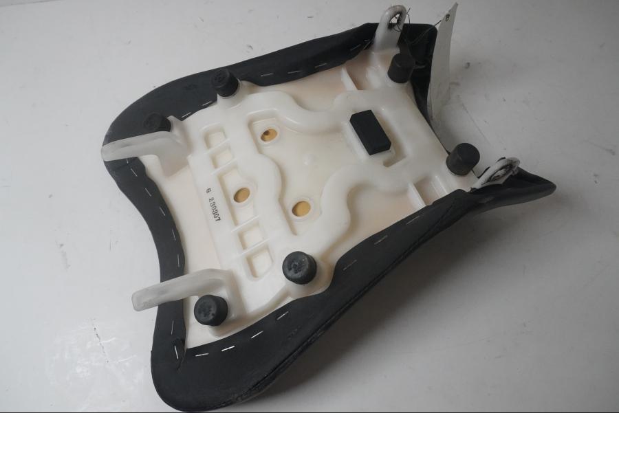 Höger sida på Sadel från en Suzuki GSX-R 750 -2010 motorcykel.