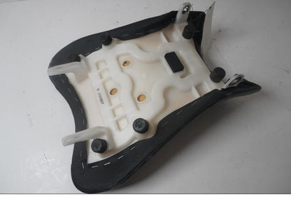 Höger sida på Sadel från en Suzuki GSX-R 750 -2010 motorcykel.