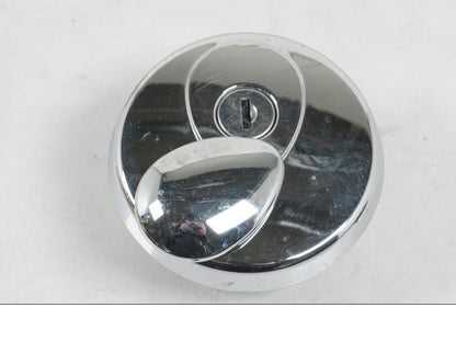 Snett nerifrån på <p>Låssats från Suzuki VL 800 2004.</p>

<p>Tändningslås, tanklock, hjälmlås, lucklås och 2st nycklar.</p> motorcykel.