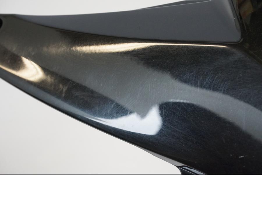 Snett nerifrån på Bensintankskåpa från en Kawasaki ZX-10R -2008 motorcykel.