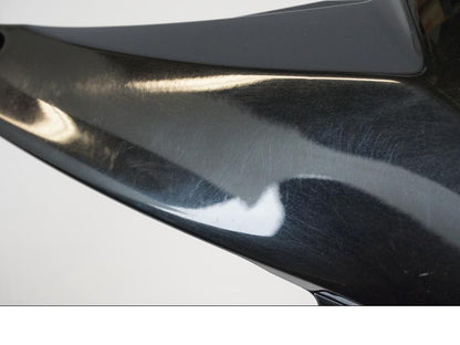 Snett nerifrån på Bensintankskåpa från en Kawasaki ZX-10R -2008 motorcykel.