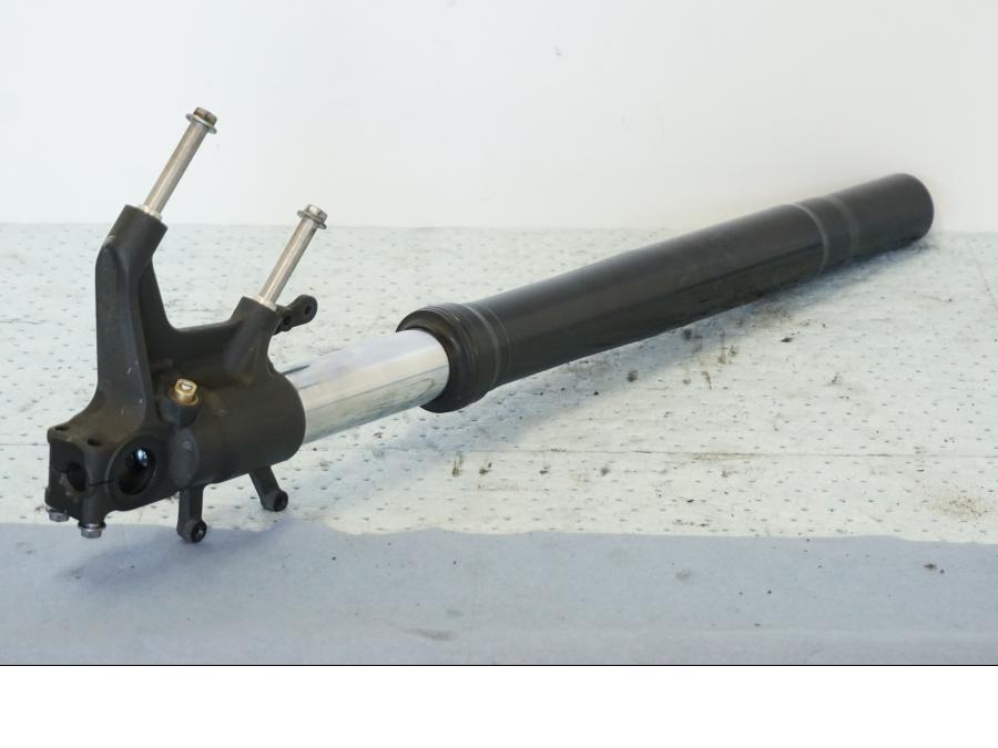 Vänster sida på Gaffelben från en Suzuki GSX 1300 BK -2008 motorcykel.