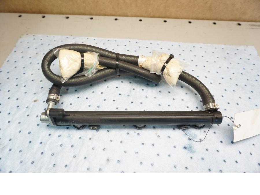 Framsidan på Fuel Rail från en Triumph Speed Triple -2005 motorcykel.