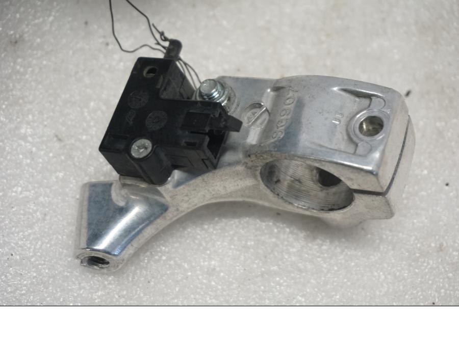 Höger sida på Kopplingsklo från en Suzuki VL 800 -2004 motorcykel.