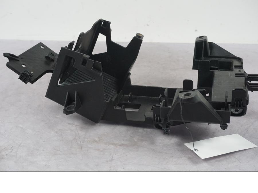 Vänster sida på Batterihållare från en KTM 1290 Super Duke R -2022 motorcykel.