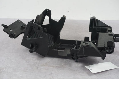 Vänster sida på Batterihållare från en KTM 1290 Super Duke R -2022 motorcykel.