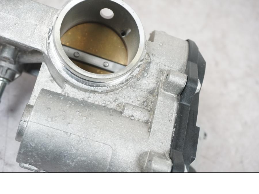 Höger sida på Spjällhus från en BMW F 800 R -2018 motorcykel.