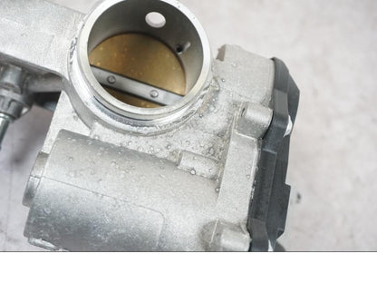 Höger sida på Spjällhus från en BMW F 800 R -2018 motorcykel.