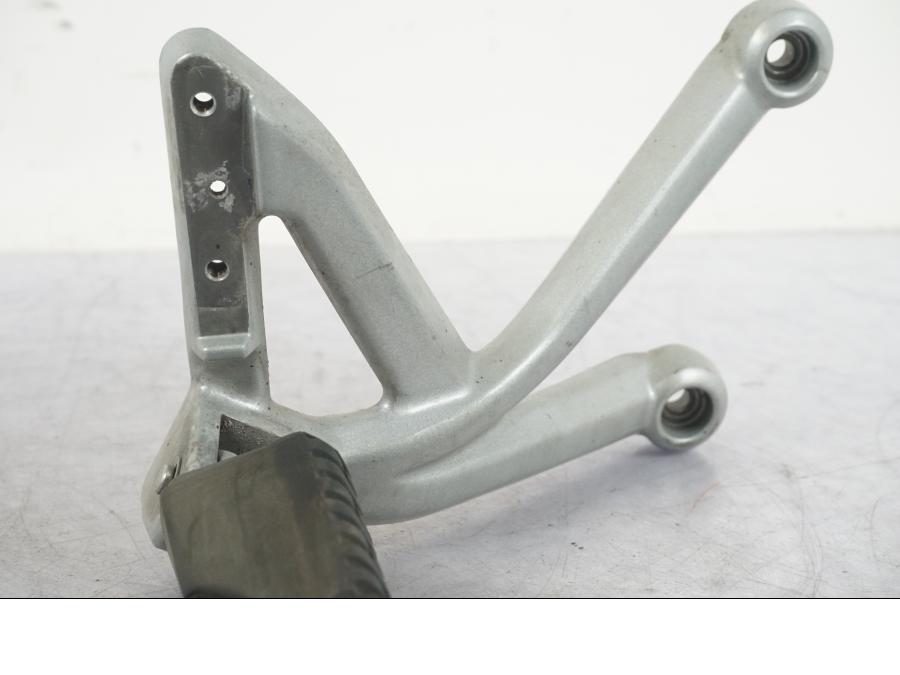 Höger sida på Fotpinne från en Triumph Tiger Explorer -2013 motorcykel.