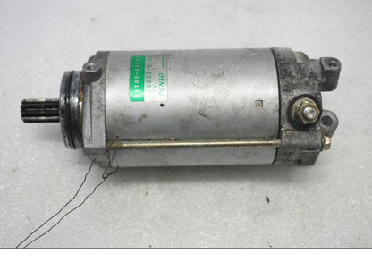 Baksidan på Startmotor från en Suzuki VL 800 -2004 motorcykel.