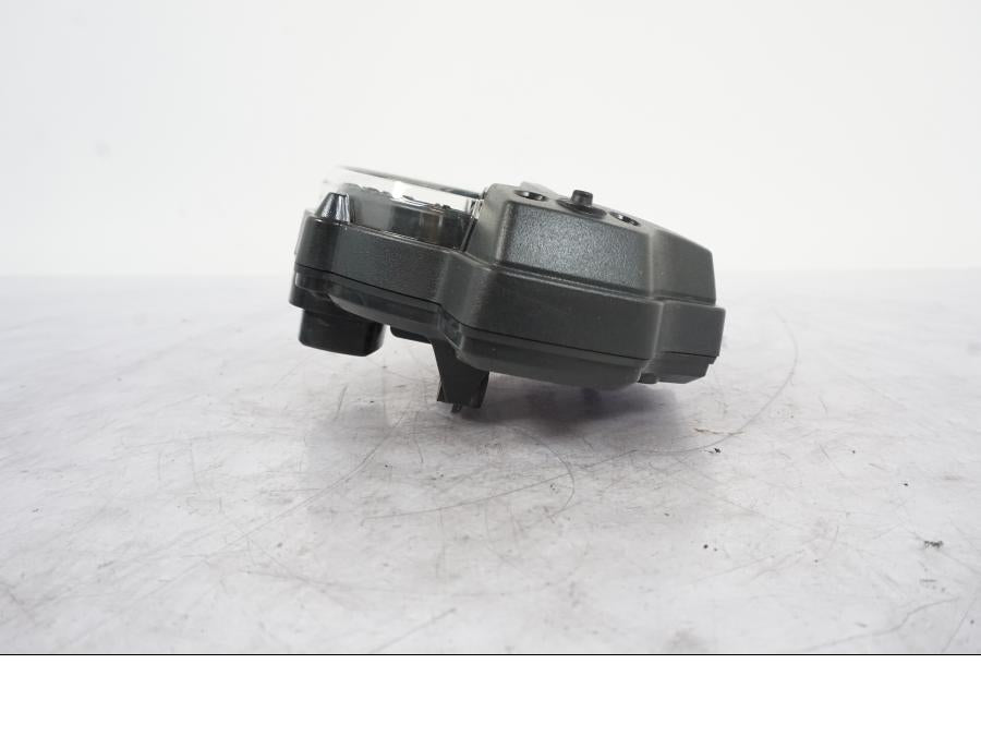 Vänster sida på Instrumentpanel från en Kawasaki ER-6N -2012 motorcykel.