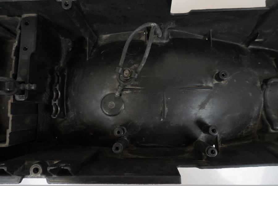 Vänster sida på Undertail från en KTM 990 SM -2009 motorcykel.