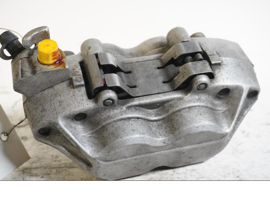 Baksidan på Bromsok från en Honda CBR 900 RR -1999 motorcykel.