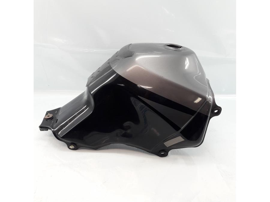 Baksidan på Bensintank från en Honda XL 600 V -1994 motorcykel.