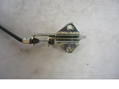 Höger sida på Sadellåsmekanism från en Kawasaki Z 800 -2014 motorcykel.