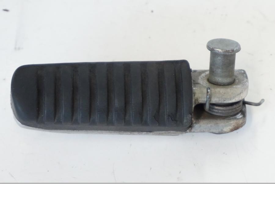 Framsidan på Fotpinne från en Kawasaki ZR-7 -2001 motorcykel.