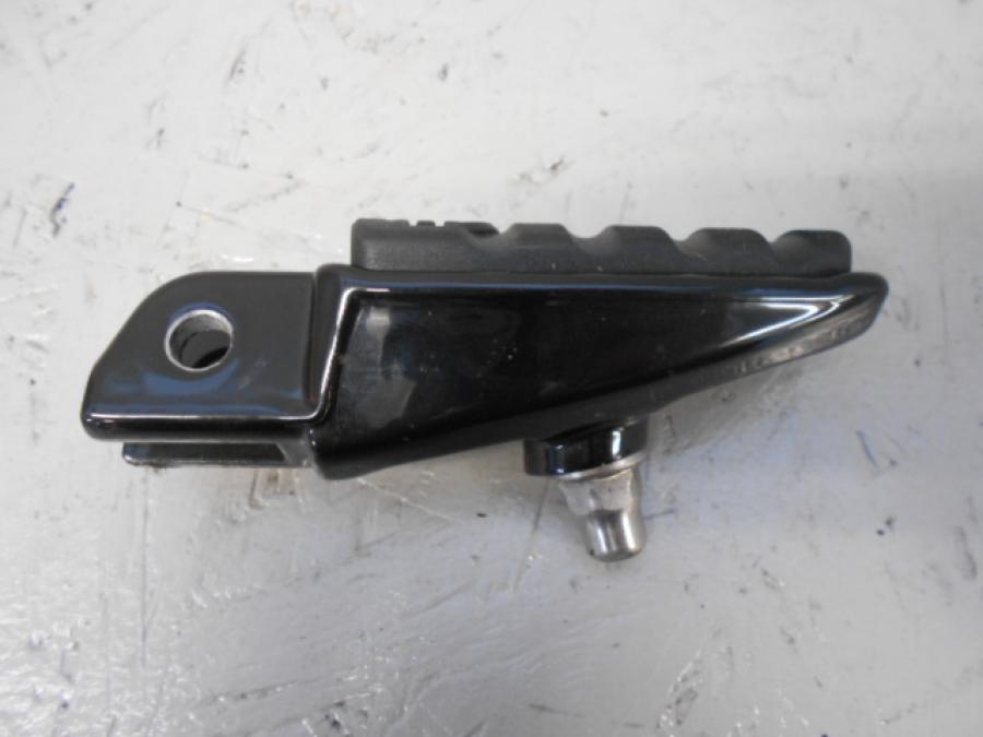 Baksidan på Fotpinne från en H-D Dyna Fat Bob FXDF -2018 motorcykel.