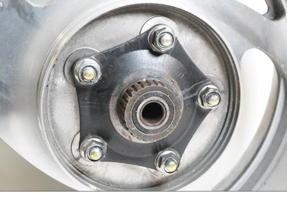 Baksidan på Fälg från en Honda VTX 1800 -2002 motorcykel.