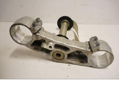 Baksidan på Gaffelkrona från en Triumph Daytona 675 -2009 motorcykel.