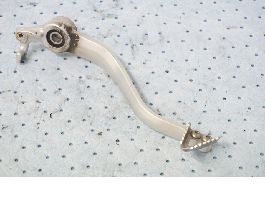 Höger sida på Bromspedal från en KTM 690 Duke -2008 motorcykel.