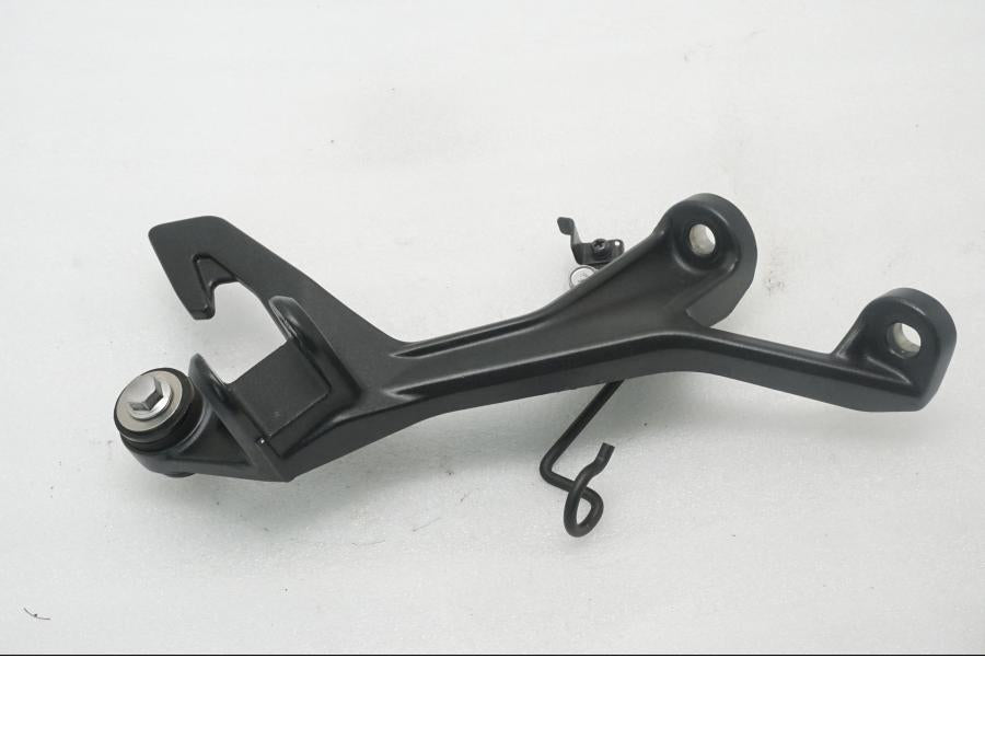 Framsidan på Fotpinnefäste från en Kawasaki Z 400 -2020 motorcykel.