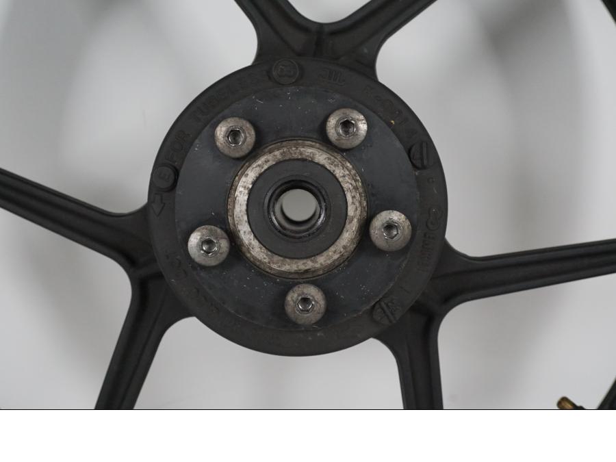 Snett nerifrån på Fälg från en Kawasaki Z 750 -2006 motorcykel.