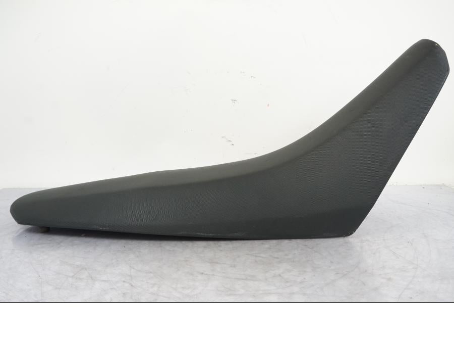 Vänster sida på Sadel från en KTM 690 SM R -2009 motorcykel.