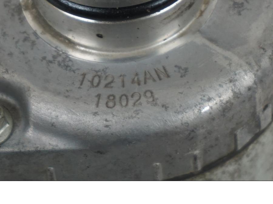 Snett uppifrån på Startmotor från en Yamaha XT 1200 Z -2011 motorcykel.