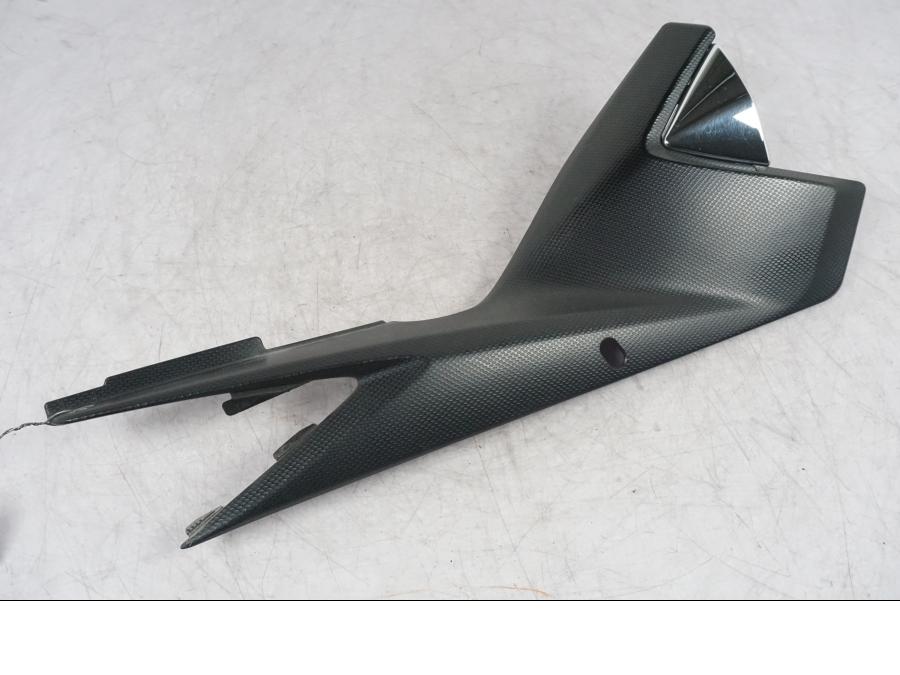 Framsidan på Sidopanel från en Suzuki GSF 1250 -2010 motorcykel.