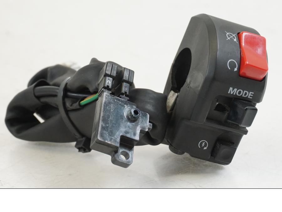 Baksidan på Styrelreglage från en Yamaha YZF 1000 R1 -2009 motorcykel.