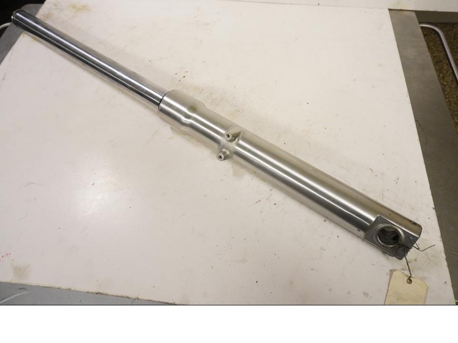 Vänster sida på Gaffelben från en Suzuki LS 650 -1996 motorcykel.