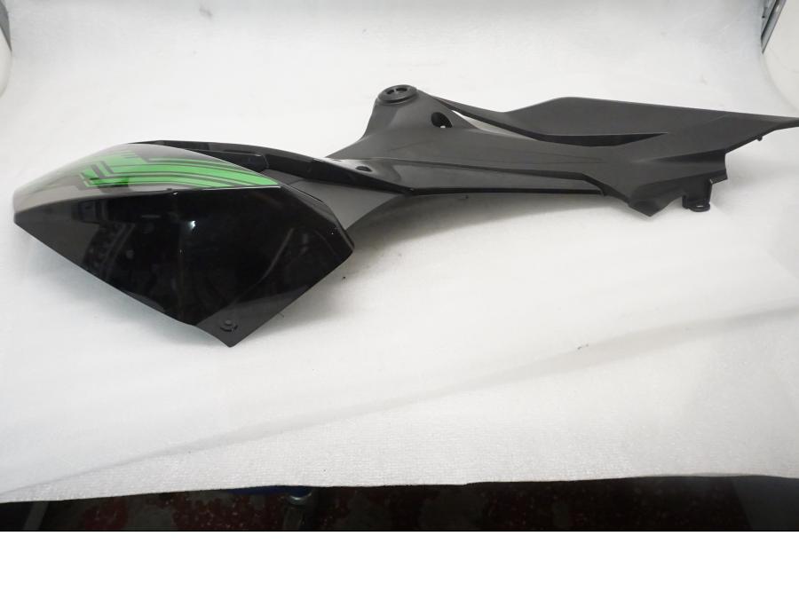 Baksidan på Bensintankskåpa från en Kawasaki Z 400 -2020 motorcykel.