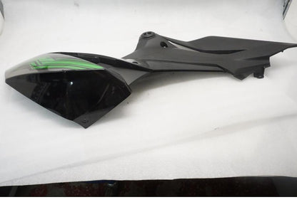 Baksidan på Bensintankskåpa från en Kawasaki Z 400 -2020 motorcykel.