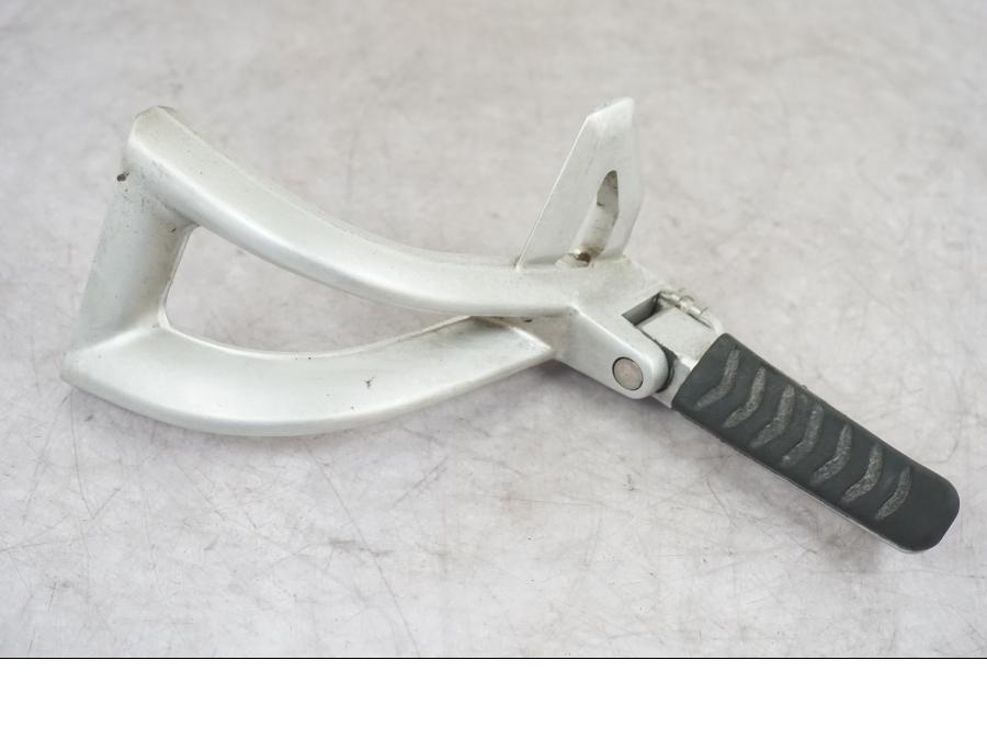 Framsidan på Fotpinnefäste från en Triumph Tiger -2009 motorcykel.